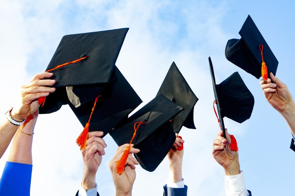 tassels, graduation caps, hats-6285329.jpg